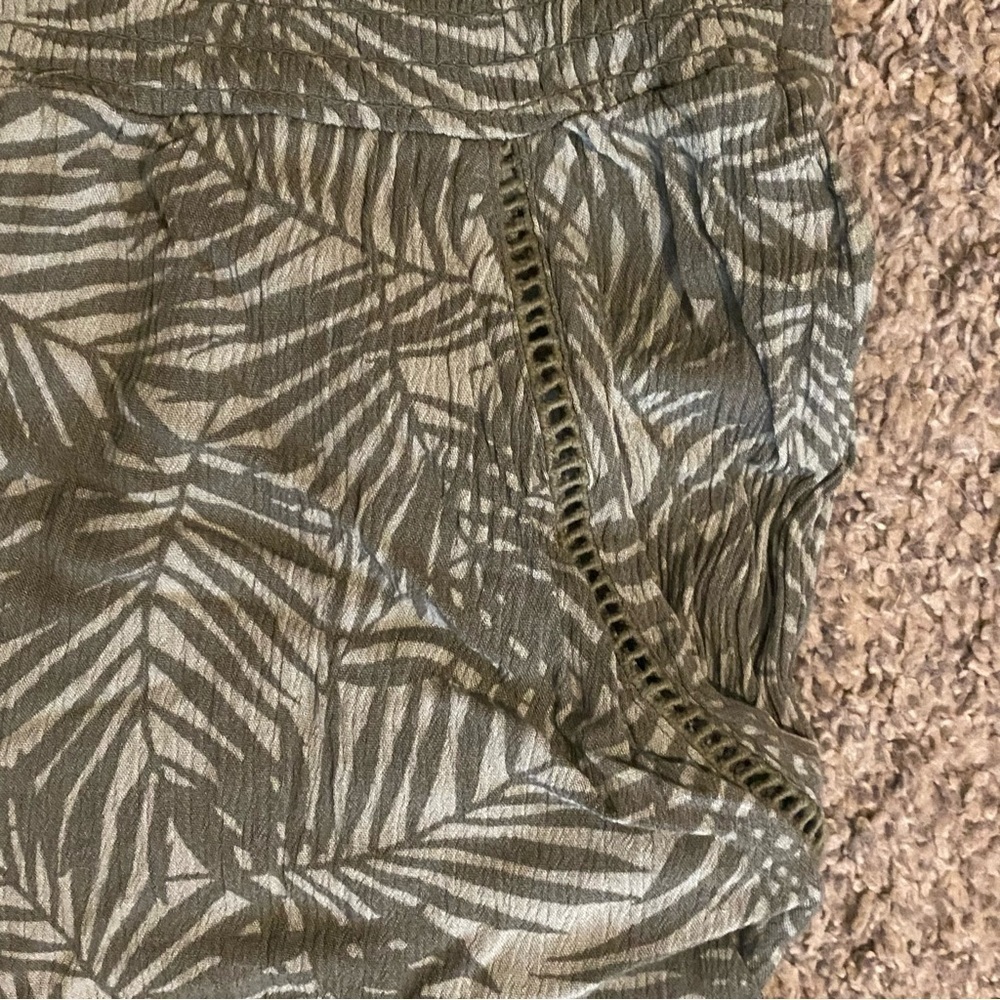 Three Dots Leaf Print Shorts Sage Green Sz Large - Picture 3 of 8
